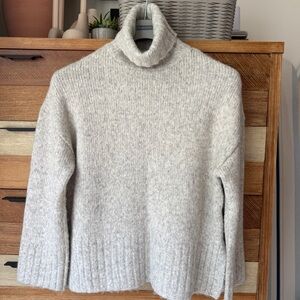 H&M turtle neck sweater size S